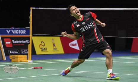 Ekspresi pebulu tangkis tunggal putra Indonesia Anthony Sinisuka Ginting usai mengalahkan lawannya pebulu tangkis tunggal putra Cina Zhao Jun Peng dalam pertandingan babak perempat final Piala Thomas 2022 di Impact Arena, Bangkok, Thailand, Kamis (12/5/2022). Kemenangan Ginting dengan skor 21-12, 25-27 dan 21-17, membuat Tim Thomas Indonesia unggul sementara 1-0 atas Cina.