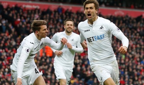 Ekspresi Fernando Llorente (kanan) setelah menjebol gawang Liverpool.