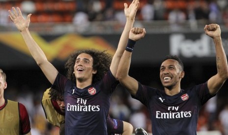 Ekspresi gelandang Arsenal Matteo Guendouzi (kiri) dan penyerang Pierre-Emerick Aubameyang setelah Arsenal memastikan lolos ke final Liga Europa. 