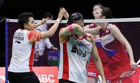 Ekspresi Greysia Polii (tengah) setelah gagal menyumbangkan angka dari ganda putri bersama Apriyani untuk tim Piala Sudirman Indonesia melawan Jepang di semifinal, Sabtu (25/5).