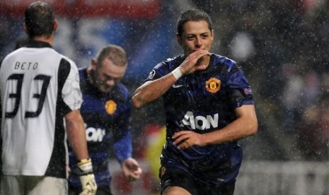 Ekspresi Javier 'Chicharito' Hernandez usai mencetak gol kemenangan Manchester United (MU) atas Braga di lanjutan Grup H Liga Champions. Menang 3-1, MU memastikan diri lolos ke 16 besar.