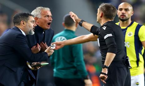 Ekspresi Jose Mourinho (kedua kiri) saat diusir oleh wasit Clement Turpin dalam pertandingan Fenerbahce vs Manchester United di Liga Europa.