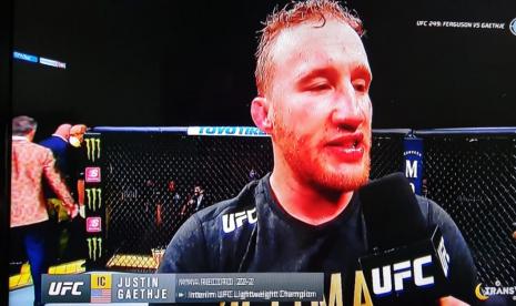 Ekspresi Justin Gaethje setelah mengalahkan Tony Ferguson pada laga UFC 249, Ahad (10/5) pagi WIB.