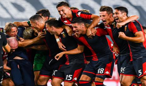 Ekspresi kebahagiaan tim Genoa setelah memastikan bertahan di Serie A. Genoa finis di posisi ke-17 atau batas akhir zona aman setelah mengalahkan Hellas Verona 3-0 pada Senin (3/8) dini hari WIB.