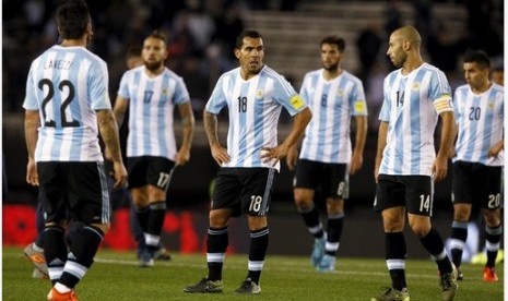 Ekspresi kecewa Javier Mascherano (kedua dari kanan) bersama rekan-rekannya di timnas Argentina saat dikalahkan Ekuador.