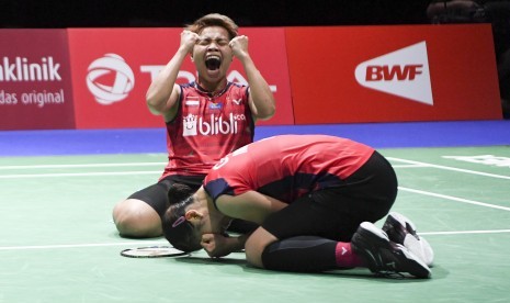 Ekspresi kegembiraan Ganda Putri Indonesia Apriyani Rahayu (kiri) dan Greysia Polii usai mengalahkan ganda putri China Chen Qing Chen dan Jia Yi Fan pada babak perempat final Kejuaraan Dunia Bulu Tangkis 2019 di St. Jakobshalle, Basel, Swiss, Jumat (23/8)