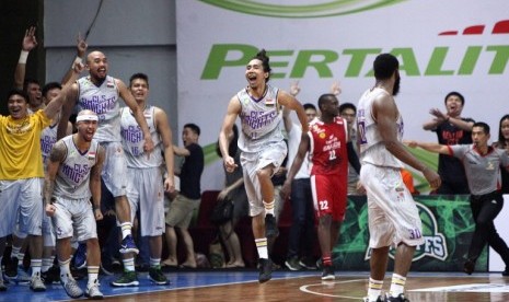 Ekspresi kegembiraan para pemain CLS Knights saat berhasil mencetak angka melawan Garuda Bandung.