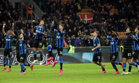 Ekspresi kegembiraan para pemain Inter Milan setelah memastikan tiket semifinal Coppa Italia usai mengalahkan Fiorentina 1-0, Kamis (30/1) dini hari WIB.