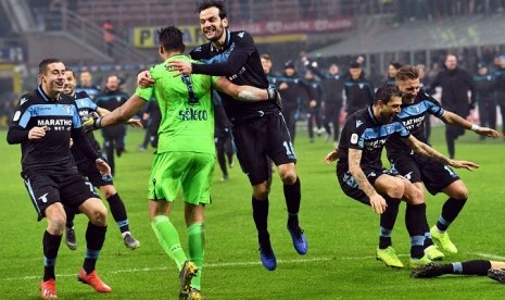 Ekspresi kegembiraan para pemain Lazio setelah mengalahkan Inter Milan pada perempat final Coppa Italia lewat adu penalti.