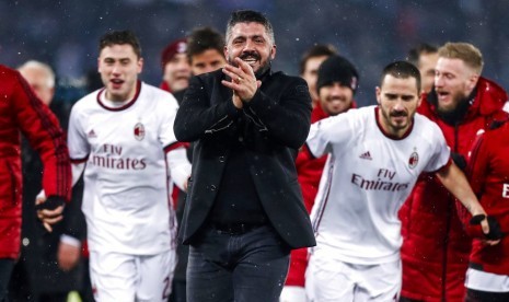 Ekspresi kegembiraan pelatih AC Milan Gennaro Gattuso (tengah) bersama para pemainnya seusai memastikan lolos ke final Coppa Italia dengan mengalahkan Lazio 5-4.