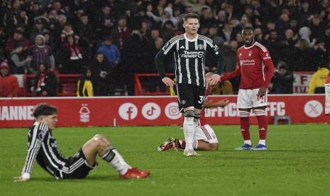 Ekspresi kekecewaan Alejandro Garnacho dari Manchester United (kiri) dan rekannya Scott McTominay (tengah) setelah timnya dikalahkan Nottingham Forest 1-2 dalam lanjutan Liga Primer Inggris di City Ground, Nottingham, Ahad (31/12/2023) dini hari WIB. 