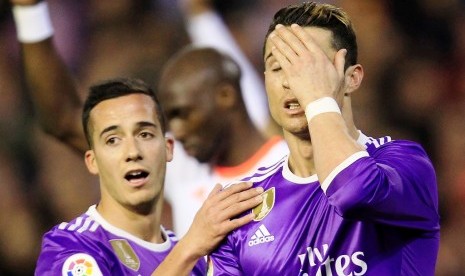 Ekspresi kekecewaan bintang Real Madrid Cristiano Ronaldo (kanan) setelah gagal menjebol gawang Valencia. Ronaldo hanya mencetak satu gol dan Madrid kalah 1-2.