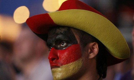  Ekspresi kekecewaan dari suporter Jerman setelah kalah dari Italia 2-1. (Kacper Pempel /Reuters)