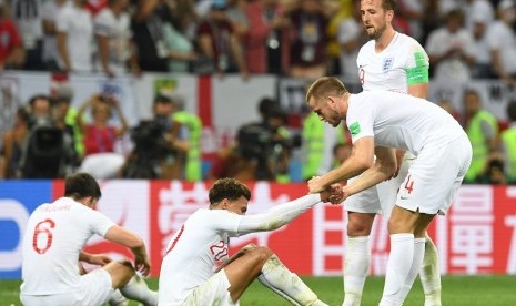 Ekspresi kekecewaan Harry Kane (berdiri tegak) bersama rekan-rekannya di timnas Inggris setelah gagal ke final Piala Dunia 2018.