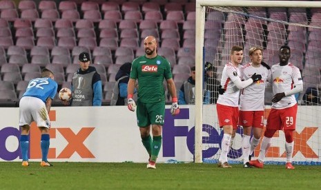 Ekspresi kekecewaan kiper Napoli Pepe Reina (tengah) saat gawangnya dibobol pemain RB Leipzig pada leg pertama babak 32 besar Liga Europa di Stadion San Paolo, Jumat (16/2) dini hari WIB.