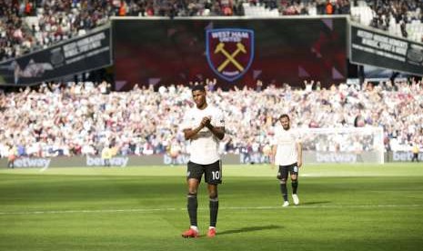 Ekspresi kekecewaan Marcus Rashford (kiri) dan Juan Mata setelah Manchester United tumbang di kandang West Ham United.