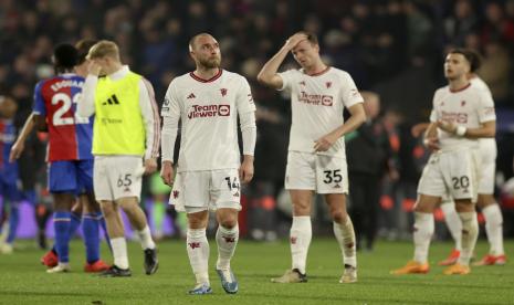 Ekspresi kekecewaan para pemain Manchester United setelah dikalahkan Crystal Palace 0-4 dalam lanjutan Liga Primer Inggris, Selasa (7/5/2024) dini hari WIB.