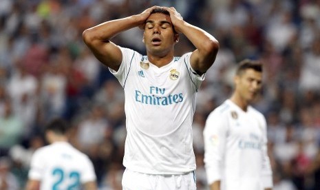 Ekspresi kekecewaan pemain Real Madrid Casemiro saat melawan Real Betis dalam lanjutan La Liga, Kamis (21/9) dini hari WIB. Madrid kalah 0-1.