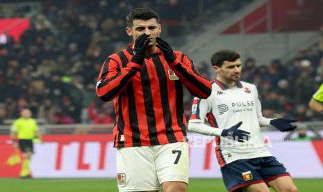 Ekspresi kekecewaan penyerang AC Milan Alvaro Morata saat gagal mencetak gol ke gawang Genoa dalam pertandingan Serie A Liga Italia.