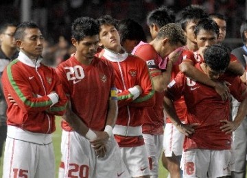 Ekspresi kekecewaan sejumlah pesepakbola timnas Indonesia seusai pertandingan leg kedua final AFF Suzuki Cup 2010 di stadion utama Gelora Bung Karno, Jakarta.