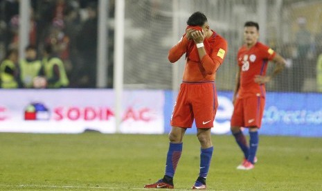 Ekspresi kekecewaan striker timnas Cile, Alexis Sanchez pada laga kualifikasi Piala Dunia 2018 lawan Paraguay, Kamis (31/8). Cile kalah 0-3 pada laga ini. 