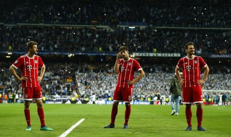 Ekspresi kekecewaan Thomas Mueller, Javi Martinez, dan Mats Hummels (dari kiri ke kanan) setelah Bayern Muenchen tersingkir dari Liga Champions.