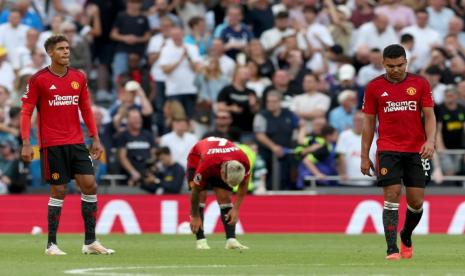 Ekspresi kekecewaan tiga pemain Manchester United setelah gawangnya dibobol oleh Tottenham Hotspur dalam lanjutan Liga Primer Inggris. Tottenham menang 2-0 atas MU.