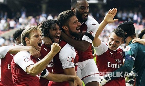 Ekspresi kemenangan tim Arsenal saat menyabet trofi pembuka liga Community Shield setelah mengalahkan Chelsea melalui adu penalti.