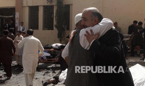 Ekspresi kerabat korban ledakan bom di depan rumah sakit di Quetta, Pakistan, Senin (8/8). 