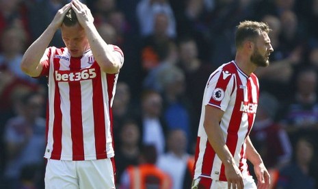 Ekspresi kesedihan dua pemain Stoke City setelah terdegradasi.