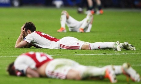 Ekspresi kesedihan para pemain Ajax gagal lolos ke final Liga Champions.