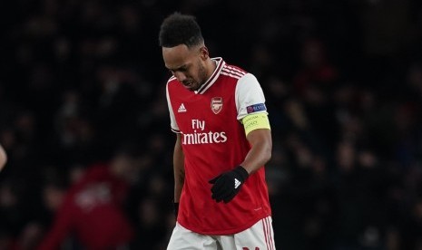 Ekspresi kesedihan Pierre-Emerick Aubameyang setelah Arsenal disingkirkan Olympiakos di Liga Europa.