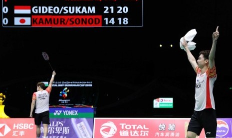 Ekspresi Kevin Sanjaya Sukamuljo (kanan) dan Marcus Fernaldi Gideon setelah menaklukkan pasangan Jepang Takeshi Kamura/Keigo Sonoda, 21-14 dan 21-18 di semifinal Piala Sudirman, Sabtu (25/5).