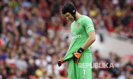 Ekspresi Kiper Arsenal  Petr Cech pada laga Liga Primer Inggris di Emirates Stadium, London, Ahad (12/8).