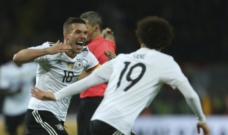 Ekspresi Lukas Podolski (kiri) saat mencetak gol untuk Jerman ke gawang Inggris, Kamis (23/) dini hari WIB.