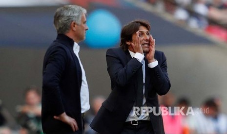 Ekspresi manager Chelsea Antonio Conte dan manager Manchester United Jose Mourinho pada Laga Final FA Cup antara Chelsea  melawan Manchester United di Wembley Stadium, London