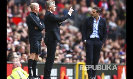 Ekspresi manager Chelsea Frank Lampard (kanan), dan manager Manchester United Ole Gunnar Solskjaer (kiri)  pada laga liga Inggris antara Manchester United melawan Chelsea di Stadion Old Trafford, Manchester, Ahad (11/8) waktu setempat.