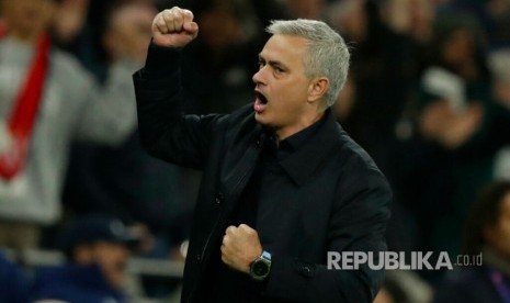 Pelatih Tottenham Hotspur Jose Mourinho memeluk anak gawang pada laga Tottenham Hotspur vs Olympiakos.