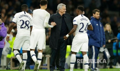 Ekspresi manajer Tottenham Hotspur Jose Mourinho pada laga Liga Champions Grup B antara Tottenham Hotspur melawan Olympiakos di Tottenham Hotspur Stadium, London, Rabu (27/11) dini hari. 