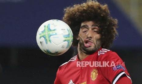 Ekspresi Marouane Fellaini saat menahan bola pada pertandingan UEFA Super Cup  di Stadion Philip II Arena, Skopje, Macedonia, Rabu (9/8) dini hari.