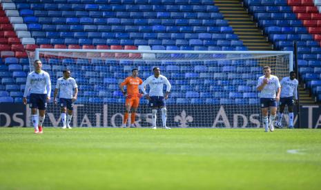 Ekspresi para pemain Aston Villa setelah gawangnya dibobol Crystal Palace dalam lanjutan Liga Primer Inggris, Ahad (16/5). Villa kalah 2-3 dan dipastikan gagal berkompetisi di Eropa musim depan.