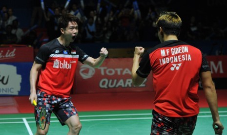 Ekspresi pasangan ganda putra Indonesia  Marcus Fernaldi Gideon-Kevin Sanjaya Sukamuljo seusai mengalahkan ganda putra Cina Li Jun Hui-Liu Yu Chen pada babak semifinal turnamen Blibli Indonesia Open 2019 di Istora Senayan, Jakarta, Sabtu (20/7). The Minion melaju ke babak final setelah menang dengan skor 21-9 dan 21-13. Foto : Edwin Dwi Putranto/Republika