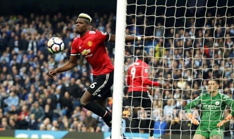 Ekspresi Paul Pogba setelah mencetak gol penyeimbang Manchester United ke gawang City pada laga derby Manchester di Etihad Stadium, Ahad (8/4) dini hari. 