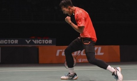 Ekspresi pebulu tangkis beregu putra Indonesia Ihsan Maulana Mustofa ketika memperoleh poin dari pebulu tangkis Malaysia Lee Zii Jia pada final bulu tangkis beregu putra SEA Games XXIX Kuala Lumpur, di Axiata Arena, Kompleks Stadion Bukit Jalil, Kuala Lumpur, Malaysia, Kamis (24/8). Tim bulu tangkis Indonesia berhasil mempersembahkan medali emas setelah mengalahkan Malaysia dengan skor 3-0. 