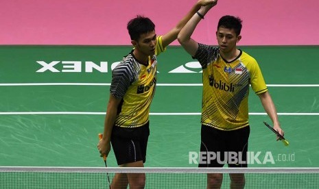 Ekspresi pebulu tangkis ganda putra Indonesia Fajar Alfian (kiri) dan Muhammad Rian Ardianto (kanan) usai memastikan tiket semi final Piala Thomas 2018 di Impact Arena, Bangkok, Thailand, Kamis (24/5).