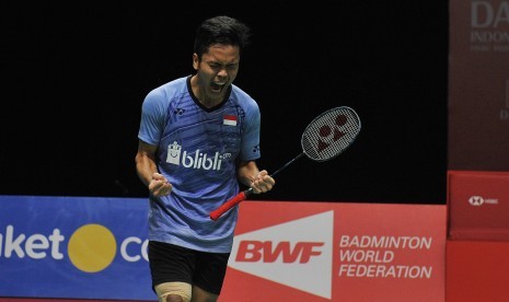 Ekspresi pebulutangkis tunggal putra Indonesia Anthony Sinisuka Ginting seusai mengalahkan tunggal putra China Chen Long dalam babak perempat final Daihatsu Indonesia Master 2018 di Istora Senayan, Jakarta, Jumat (26/1). Ginting berhasil mengalahkan Chen Long dengan rubber set 21-11, 16-21, 21-18.