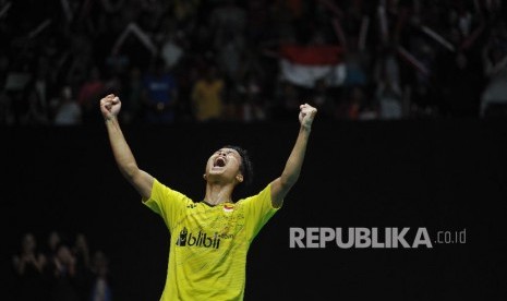 Ekspresi pebulutangkis tunggal putra Indonesia Anthony Sinisuka Ginting seusai mengalahkan tunggal putra Jepang Kazumasa Sakai dalam babak final Daihatsu Indonesia Master 2018 di Istora Senayan, Jakarta, Ahad (28/1). Ginting berhasil mengalahkan Sakai dengan skor 21-13 dan 21-12 sekaligus keluar sebagai juara.