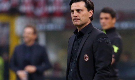 Ekspresi pelatih AC Milan Vincenzo Montella ketika timnya mengalami kekalahan 0-2 dari AS Roma di Stadion San Siro, Milan, Italia, Ahad (1/10).