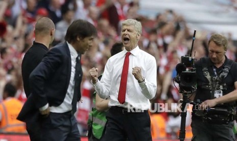 Ekspresi pelatih Arsenal Arsene Wenger berteriak saat peluit panjang wasit memastikan kemenangan timnya pada pertandingan Final FA Cup di Webley Stadium, Inggris, Ahad (28/5) dini hari.