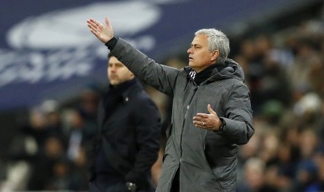 Ekspresi pelatih Manchester United Jose Mourinho saat timnya menghadapi Tottenham Hotspur, Kamis (1/2) dini hari WIB.